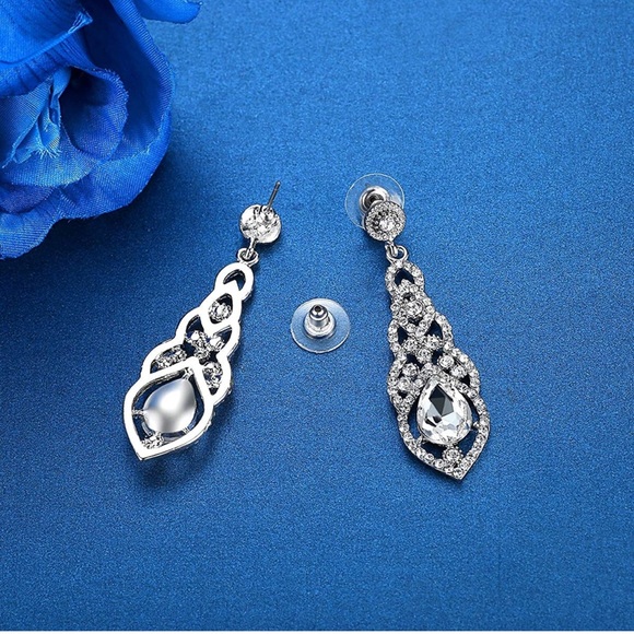 mecresh Teardrop Crystal Chandelier Dangle Earrings for Women in Silver - Picture 4 of 4